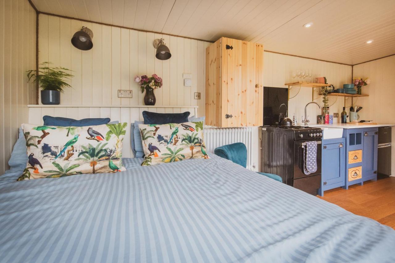 Hidden Wood Glamping And The Hideaway Cabin Warminster Eksteriør bilde
