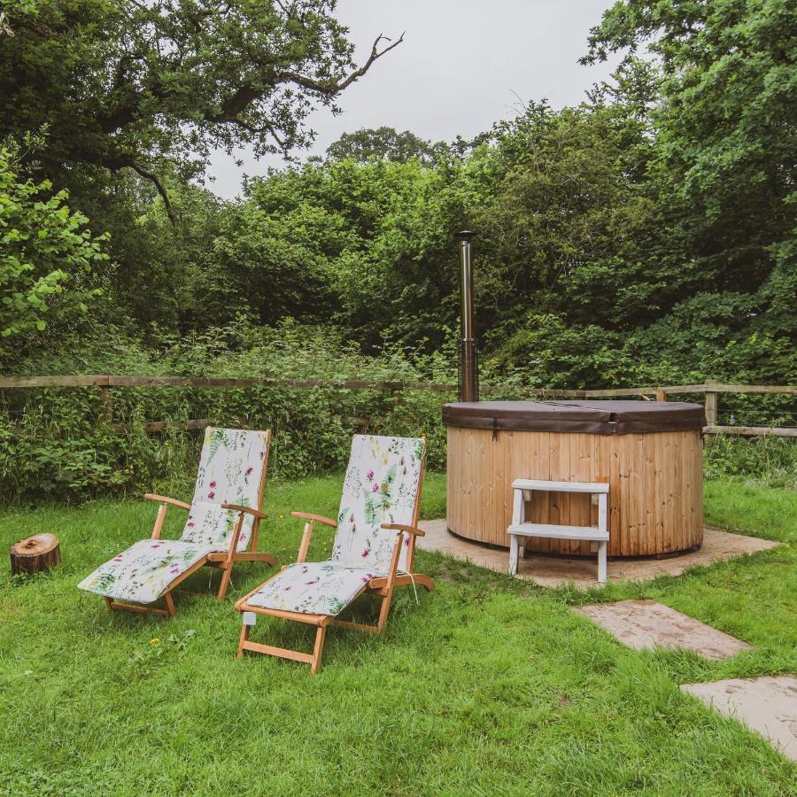 Hidden Wood Glamping And The Hideaway Cabin Warminster Eksteriør bilde
