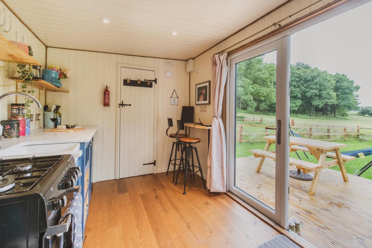 Hidden Wood Glamping And The Hideaway Cabin Warminster Eksteriør bilde