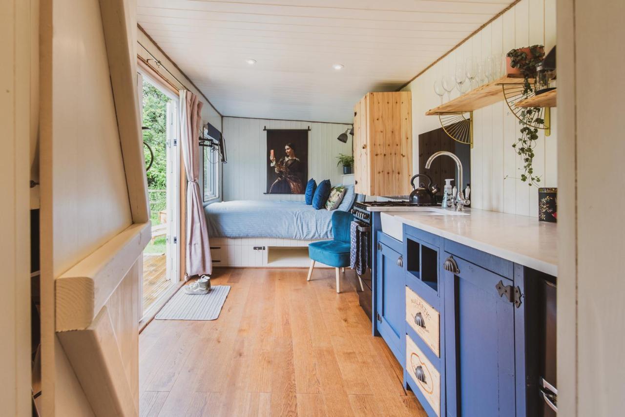 Hidden Wood Glamping And The Hideaway Cabin Warminster Eksteriør bilde