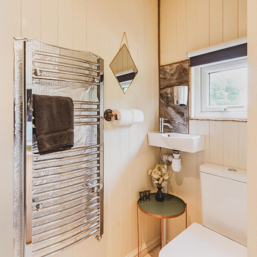 Hidden Wood Glamping And The Hideaway Cabin Warminster Eksteriør bilde