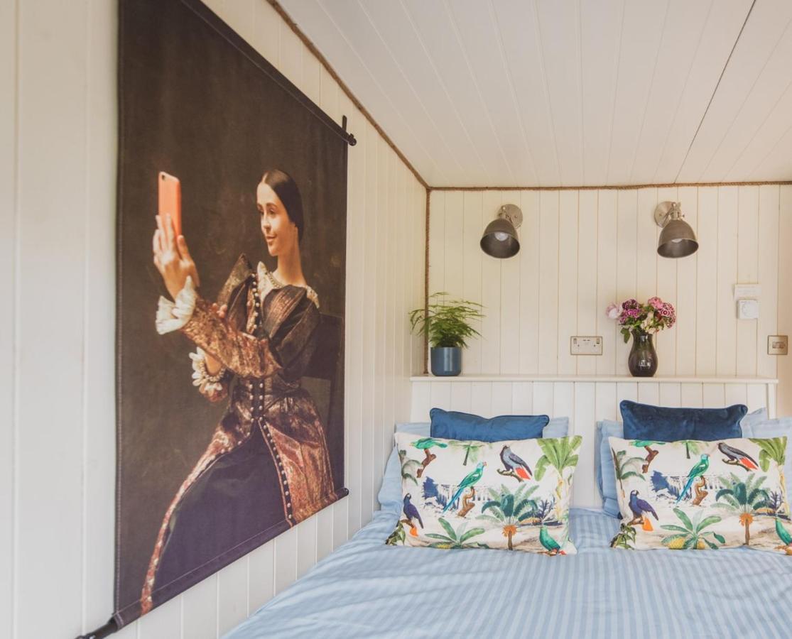 Hidden Wood Glamping And The Hideaway Cabin Warminster Eksteriør bilde